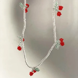 Körsbärs halsband🤍🍒 - Körsbärs halsband🤍❤️detta körsbärs halsband finns nu att köpa på beställning, man kan såklart välja längd osv. Ett halsband kostar 40kr exklusive frakt! 🍒🤎kramar Ellen & Moa🤍🌸
