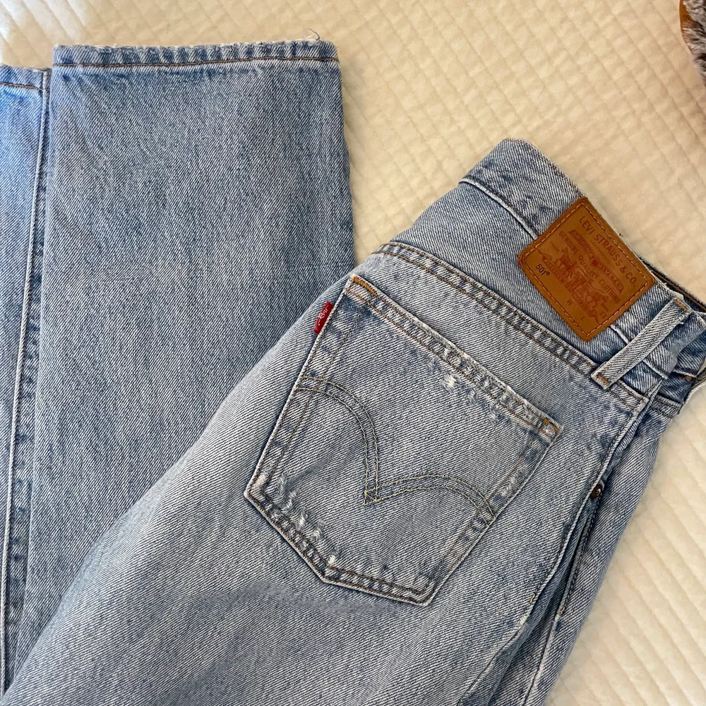 Otroligt fina Levis jeans som tyvärr inte passar mig längre :/💙🤍. Jeans & Byxor.