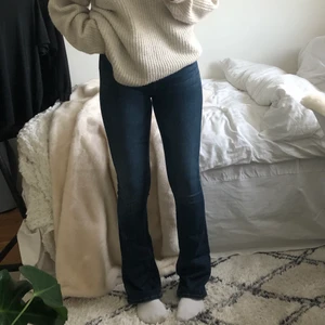 Bootcut jeans - Blå bootcut jeans från ONLY, jag är 180 cm för jämförelse så passar dig som är lång!