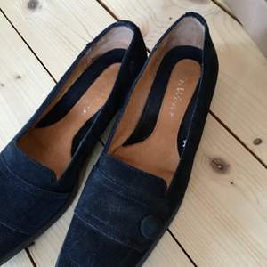 Skor från inwear i svart mocka. Köpta second hand i Köpenhamn. Vintage i stilen, storlek 37, tänk på att de är små i storleken och tillåter endast smala fötter 