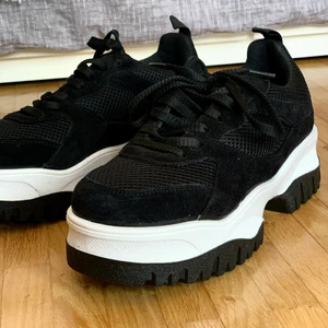 Sneakers från BIANCO - Helt nya skor från BIANCO i strl 40 . Ordinarie pris 995:- och kvitto finns.