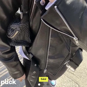 Skinnjacka zara - säljer min jättefina populära skinnjacka i toppskick från zara, bilderna är lånade från förra ägaren. säljer då den inte passade mig. skriv för fler bilder!