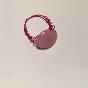 Tre handgjorda ringar i rosa ståltråd med rosa, turkosa och blåa glaspärlor💙💗✨Kontakta om du är intresserad✨