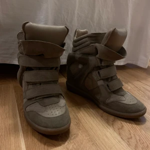 Isabel Marant skor  - Isabel Marantskor i fint skick! Säljs pga ingen användning,skorna är i storlek 40 men passar mer 39/38 som jag har vanligtvis på skor 💗