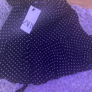 Jätte gullig zara kjol - En super gullig zara kjol som jag säljer pga har 2 st likadana! Den här är aldrig använd och har prislappen kvar och allt😝