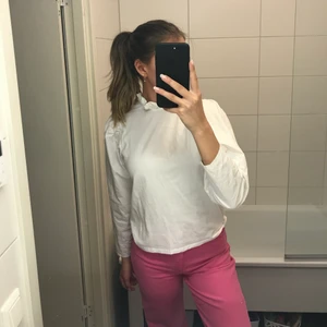 Blus från Zara - Söt blus från Zara som aldrig är använd. Den tar bara plats i min garderob tyvärr. Men jag är säker på att någon annan hade varit fin i den. Nypris 179kr