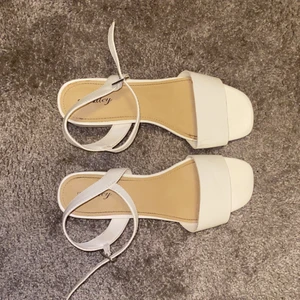 Vita klackskor  - Vita klackskor perfekt inför sommaren. Priset kan diskuteras vid intresse. Önskas fler bilder, kontakta mig💕