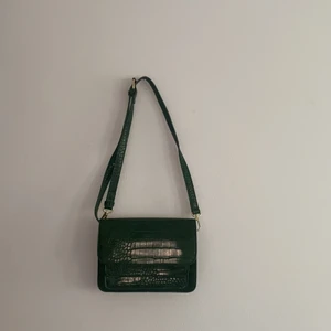 Grön väska  - Super snygg grön väska från nakd. Går även att ha bandet långt. Priset kan diskuteras vid intresse. Önskas mer bilder, kontakta mig!💕