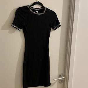 Oanvänd klänning från H&M