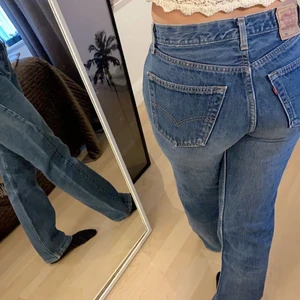 Low/mid waist jeans LEVIS - Säljer dessa skitsnygga jeans från Levis. Jag har vanligt vis 38/40 i zara jeans och dessa är lite tighta för min smak, därav säljer jag dem då jag vill att dem ska sitta pösigare upptill. Skulle säga att dem passar allt från 32-38 beroende på hur man vill att dem ska sitta.  Skriv för fler bilder! 