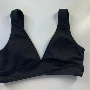 Svart bikinitopp från Shein - Jättefin helt ny oanvänd svart Shein bikinitopp i storlek M, men passar mer S/XS . Säljer för att den tyvärr var alldeles för liten för mig.