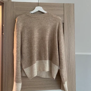 Stickad tröja  - Stickad tröja från hm använd 2 gånger och helt felfri, storlek s men är oversized 