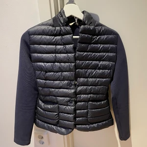 Moncler cardigan - Hej! Säljer denna fina moncler Cardigan i marinblå då jag har en nästan likadan. Superfint skick, inget att anmärka på. Fick den av min mamma så har inte kvitto men man kan bevisa att den är äkta på koden i jackan som tar en till moncler hemsida där serien på jackan kommer upp! Kan skicka bild vid efterfrågan och hur den sitter på! Perfekt nu till sommaren då den inte är för tjock. Postar endast.