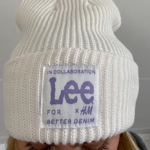 Mössa - Jättefin helt oanvänd mössa med tryck.😁💕 H&Ms collab med Lee