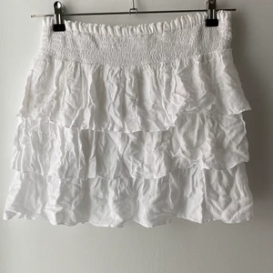 Vit volangkjol  - Så gullig vit volangkjol💓 stolek 158/164, men passar XS/S. 