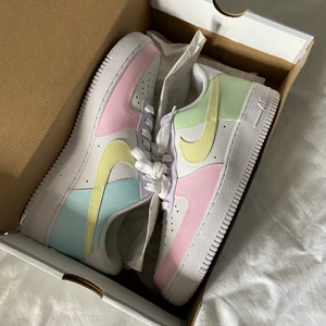 Nike air force 1  - Ett par Nike air force 1 sneakers i vitt och pastell💜 Helt nya, säljer pga fel storlek! Köpare står för frakt💜 Buda i kommentarerna!💜