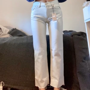 Ljusa jeans med prislapp kvar - Helt oanvända jeans med prislapp kvar! Strl 34. 