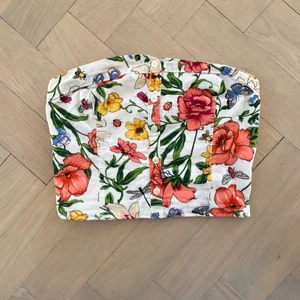 Hollister tubetop - Blommig tubetop från hollister 