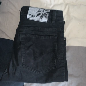 Svarta straight jeans - Bra skick ba knapp som skramlar men låter inget när du har dem på annars sitter perfekt 