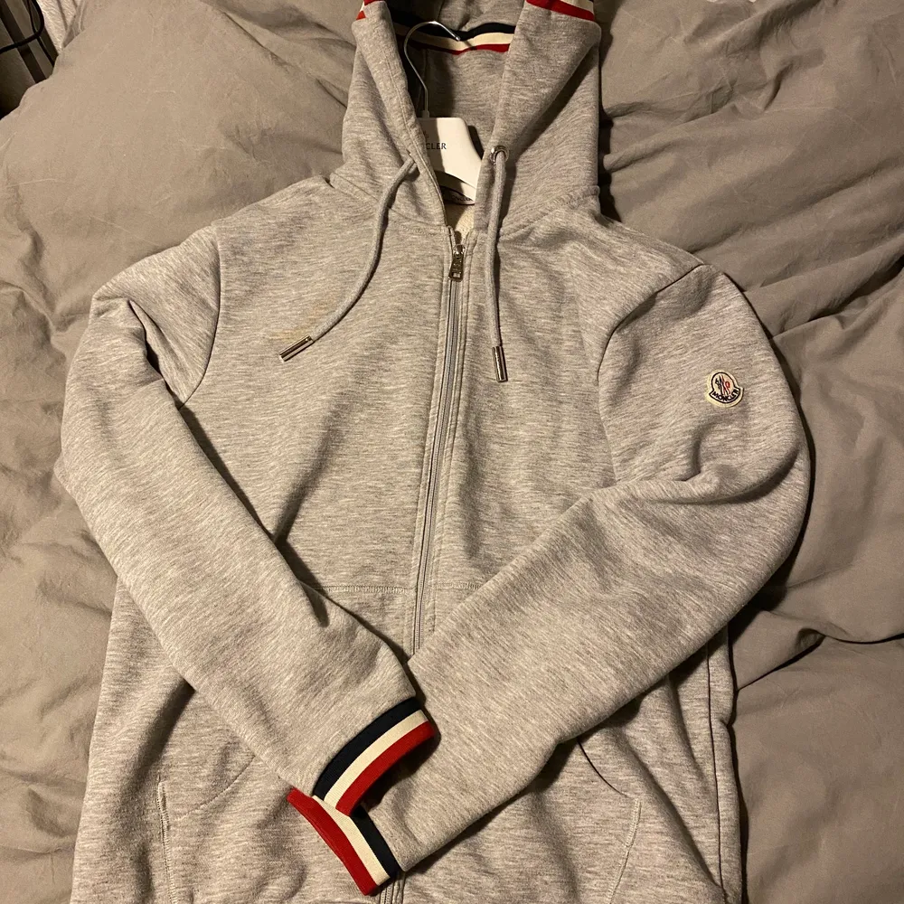 Moncler kofta knappt använd pga fel storlek . Hoodies.