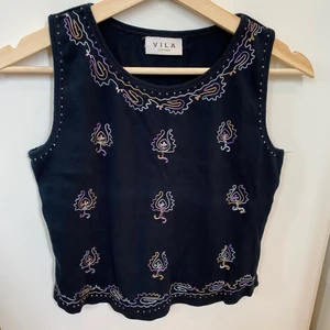 Fin Topp - Storlek: M/S. Plaggets längd 45cm, 42cm bred. Betalningsmetod: Swish. Frakt tillkommer postnord blå påse 45kr