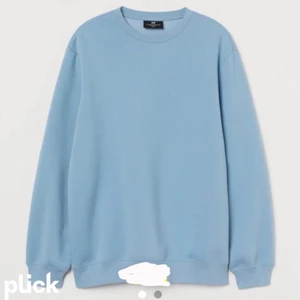 Ljusblå sweatshirt - Skitsnygg tröja från HM som tyvärr inte kommer till användning. superbra skick och sitter oversized o snyggt på mig som har S/M. Frakt tillkommer på 66 kr