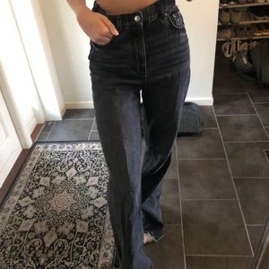 Zara jeans  - Dem populära jeansen från zara!! Skitsnygga men kommer inte till användning längre 