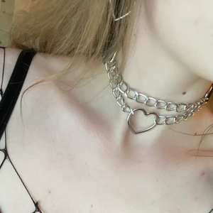 Choker - Säljer denna veganska ”läder” choker nu då jag inte tyckte att den passade min stil, köpt för 170 på etsy för nån månad sen och har inte kommit till användning alls så säljer den för 110, skick 10/10