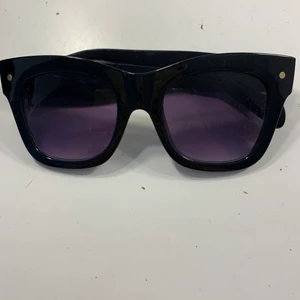 Solglasögon  - Aldrig använda! Köpare står för frakten!💫 pris kan diskuteras 