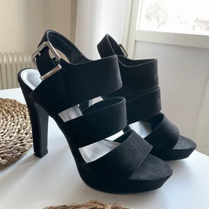 Klackskor strl 37  - Helt oanvända klackskor då jag insåg ganska snabbt att dom är alldeles för höga för mig hehe. Kan skickas men köparen står för frakt. 