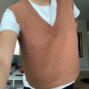 Stickad väst - Oanvänd stickad väst i en fin brun färg. Står stl M, men skulle säga att den är mer som en S. Bud vid fler intresserade
