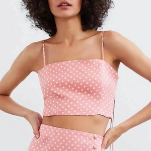 Prickig topp från Zara - Säljer denna jättesöta toppen från zara. Storlek M. Aldrig använd, lappen kvar 💖💖