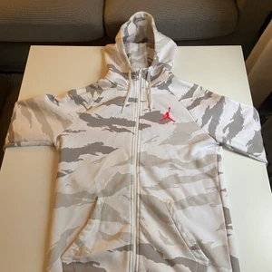 Hoodie - Säljer min Jordan Hoodie nu pågrund av att den är för stor för mig. Den är ungefär 1 år gammal och köpt från Zalando. Har inte använt den alls mycket och den är i väldigt bra skick. Köpt för 800kr.