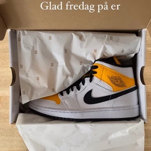 Jordan 1 - Någon som vill byta en 38,5 till en 39a? 39an var lite stor för mig 😭😭 Alternativt någon som vill byta andra Jordans i 38,5? Helt nya oanvända, ligger i låda!