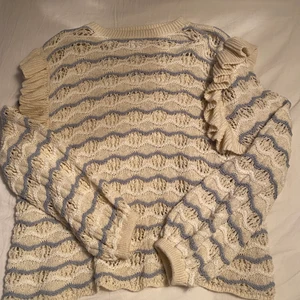 Zara tröja med volanger  - Säljer denna fina zara tröja, den passar mig perfekt (jag ör 1,70 cirka) super super fin 😁 bud från 125kr💘