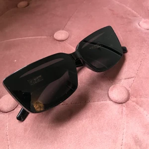 Solglasögon - Aldrig använda solglasögon i bra kvalité som är supersnygga men säljs då de tyvärr inte passar mitt ansikte. Skulle kanske säga att den passar någon med bredare käklinje och rakare ögonbryn, men smaken är ju som baken så att säga 😆