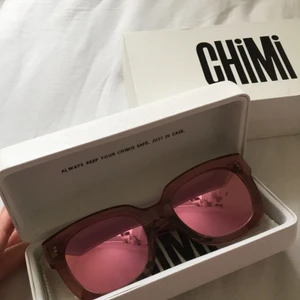 Chimi glasögon  - Säljer mina fina chimi glasögon som är i jätte fint skick! Skiv till mig om ni har några funderingar! Storlek 008☀️