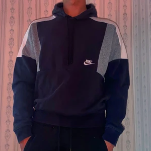 Nike Hoodie - Helt oanvänd Nike hoodie. Normal passform fungerar till båda könen
