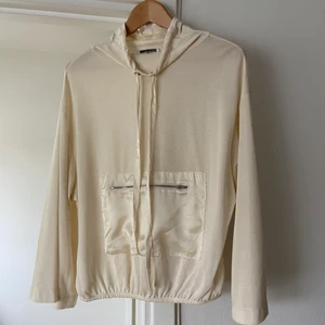 Fin somrig tröja  - Från zara. Knappt använd så i fint skick. Den är lite genomskinlig och är rätt tung så den faller jätte fint. Har ficka vid magen :) 