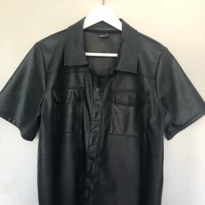 Kortärmad skinnskjorta  - Asball kortärmad skjorta i fejkskinn från GinaTricot. Används inte så mycket längre. 