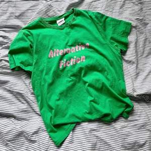 Super fräsch grön t-shirt ifrån märket Soulland med rosa tryck 🤩 bra skick, nypris: 749kr, stl XL 