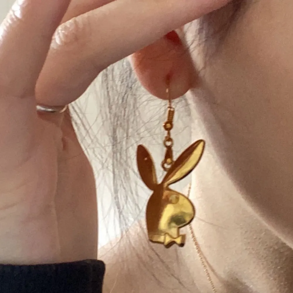 Säljer mina fina Playboy örhängen (inte äkta guld) super söta örhängen🦋. Accessoarer.