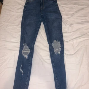 Jeans med hål storlek 34  - Säljer mina jeans från Gina tricot pågrund av att jag ej använder dem, har använt de få tal gånger och dom är i fint skick. Dm vid intresse