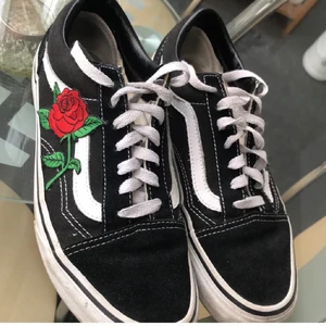 Custom made vans - Säljer dessa superfina vans som är i bra skick! De va köpta för 750kr men säljer dem för 400 inklusive frakt! Pris går annars att diskutera❤️