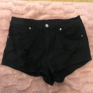 Svarta jeans shorts med slitningar  - Säljer dessa jeans shorts från H&M i storlek 40. Använda endast en gång i bra skick! 😁 köparen står för frakt. Kontakta mig vid intresse🤍