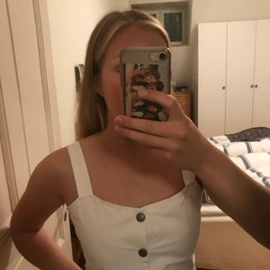 Sommartopp - Topp som jag har sytt själv av vitt lakanstyg. Finns ingen storlek utan jag är s och har sytt den efter mig men skulle säga att den passar xs bra oxå. Toppen knäpps med fyra tryckknappar framtill, de två översta är Gant-knappar från en gammal jacka och de nedersta syns inte eftersom de är sydda på insidan för en diskret knäppning. För fler bilder så får ni gärna skriva💘💗