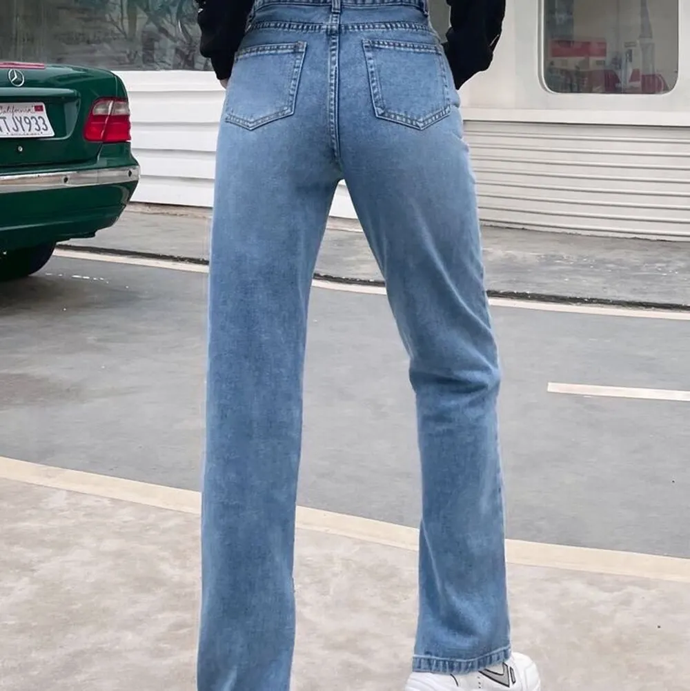 helt nya passade inte bara för mig i form. Bra material och snygga jeans. Passar om man är runt 169/170 lång💜💜. Jeans & Byxor.