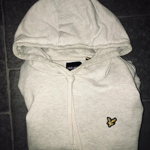 Lyle & Scott hoodie knappt använd  - Hej säljer denna för 300 kr, fett mysig att ha på sig , knappt använd !! Det tvättas innan den skickas sjävklart . 