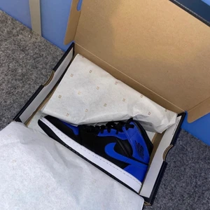 Air Jordan 1 ”hyper royal” - Jag säljer ett par Air Jordan 1 mid ”hyper royal” Herr, strlk 41. Kan mötas i Göteborg, frakt funkar också! 