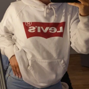 Levi’s tröja - En vit levi’s tröja i bra skick. Köparen står för frakt!